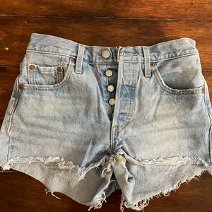 Light wash Levi 501 button up denim shorts